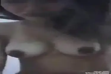 Merintih Keenakan Digoyang